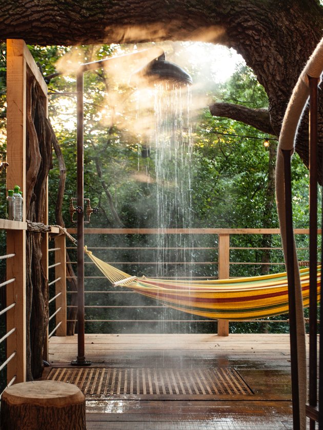 Esta casa na árvore, na Inglaterra, foi construída para um casal e tem sauna, chuveiro externo, cozinha equipada e corrimão para deslizar até o chão