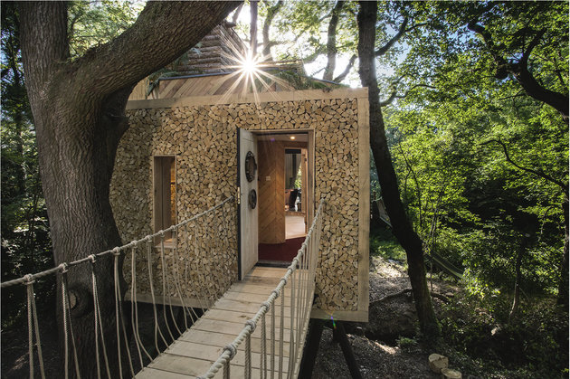 Esta casa na árvore, na Inglaterra, foi construída para um casal e tem sauna, chuveiro externo, cozinha equipada e corrimão para deslizar até o chão