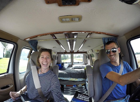 Este casal de ingleses está na estrada há oito anos. E, a atual aventura é percorrer do Alasca até a Flórida em uma pequena van.