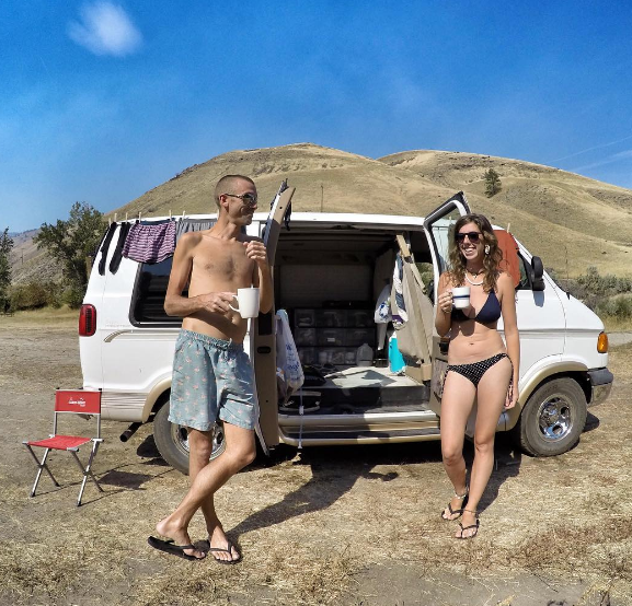 Este casal de ingleses está na estrada há oito anos. E, a atual aventura é percorrer do Alasca até a Flórida em uma pequena van.