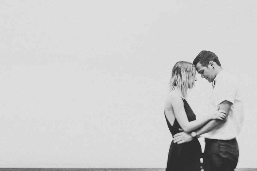 Este casal não se preocupou com nenhum detalhe da cerimônia e acabou transformando o casamento no momento mais mágico justamente pela simplicidade e companhia das pessoas que mais amam