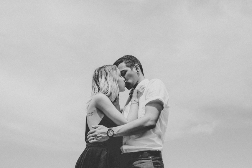 Este casal não se preocupou com nenhum detalhe da cerimônia e acabou transformando o casamento no momento mais mágico justamente pela simplicidade e companhia das pessoas que mais amam