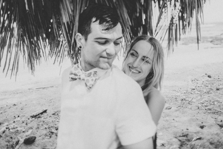 Este casal não se preocupou com nenhum detalhe da cerimônia e acabou transformando o casamento no momento mais mágico justamente pela simplicidade e companhia das pessoas que mais amam