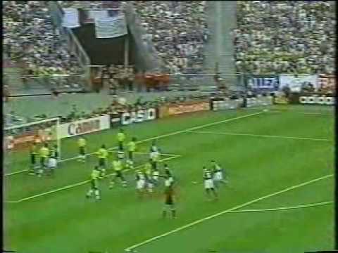 Sim, a Copa que rolou de 10 de junho a 12 de julho de 1998 é mais velha que o apresentador, que nasceu em agosto daquele ano. Dudu Camargo não sofreu com os gols de Zidane e Petit e nem a polêmica convulsão de Ronaldo