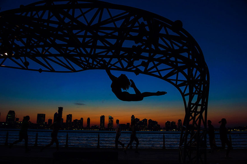 O projeto 'Dancers After Dark' é do fotógrafo nova-iorquino Jordan Matter e registra artistas em movimento por ruas de várias cidades do mundo