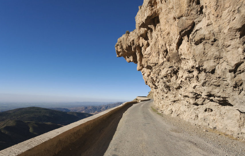 O caminho mais curto entre Marrakesh e Tarudante, importantes cidades do país, é por esta estrada estreita, cheia de curvas e colada neste penhasco.