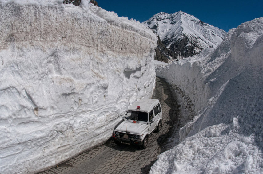 A estrada de Srinagar-Leh, na Índia, só fica aberta seis meses por ano por causa do perigo causado pelo excesso de neve e tempestades.