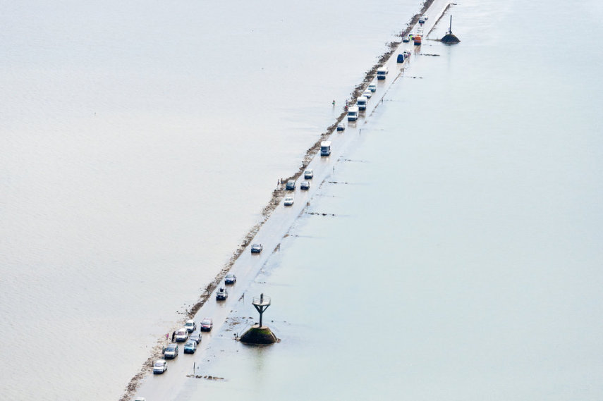 A estrada Le Passage du Gois, que leva até a ilha de Noirmoutier, fica aberta apenas algumas horas por dia antes de ser inundada.