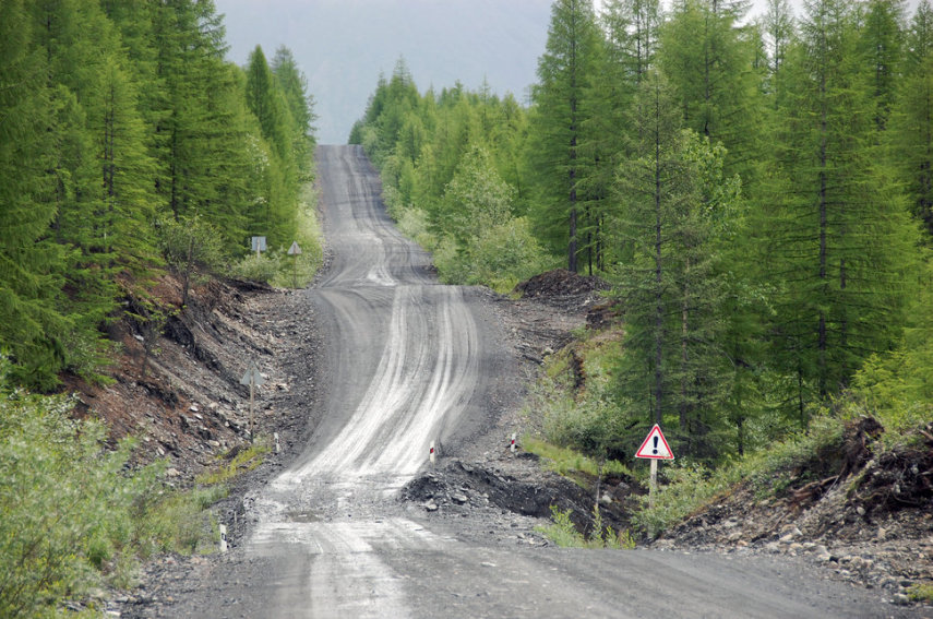 Esta estrada na região de Kolyma fica no extremo nordeste da Rússia  em um dos lugares mais frios do mundo, por isso é conhecida como 'Estrada dos ossos'.