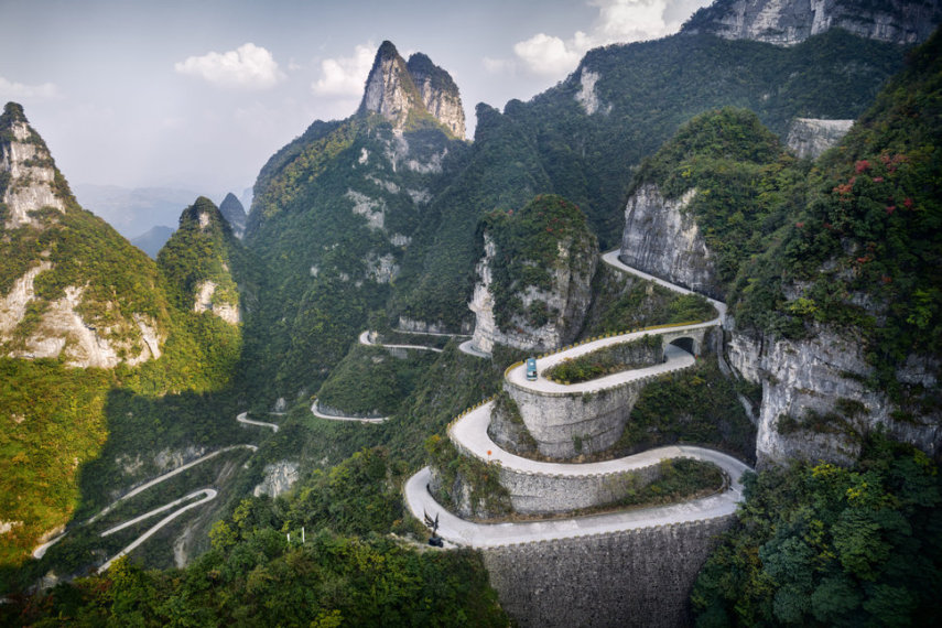 Esta estrada com formato de serpente e cheia de curvas fica no Parque Nacional da Montanha de Tianmen.