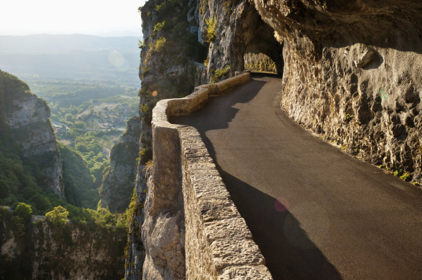 Esta estrada fica na encosta de uma montanha e é conhecida como Gorges du Nan.