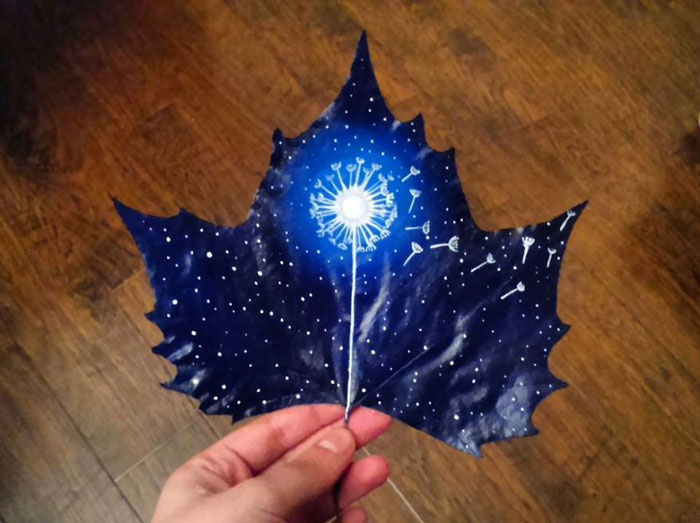 Casal transforma folhas velhas em pedacinhos de arte com planetas, flores, estrelas e outros desenhos lindos