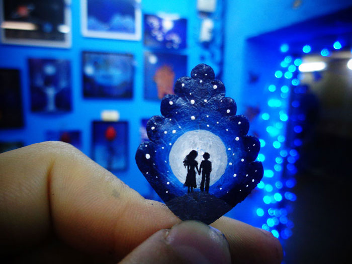 Casal transforma folhas velhas em pedacinhos de arte com planetas, flores, estrelas e outros desenhos lindos