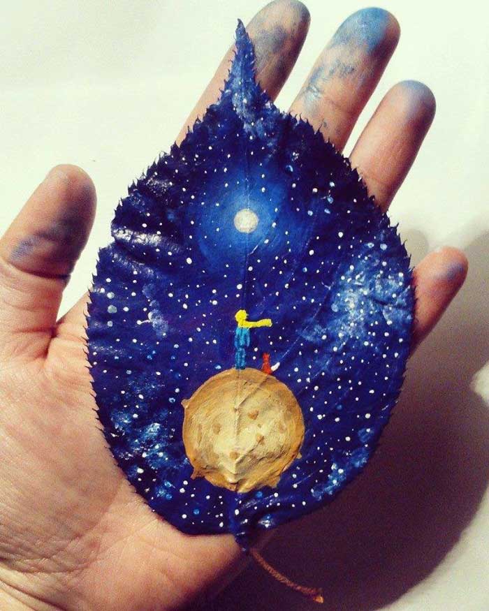 Casal transforma folhas velhas em pedacinhos de arte com planetas, flores, estrelas e outros desenhos lindos