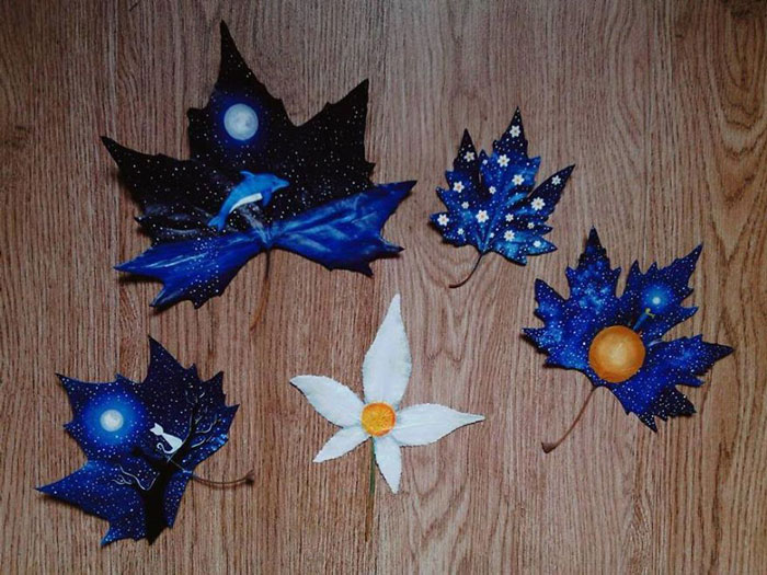 Casal transforma folhas velhas em pedacinhos de arte com planetas, flores, estrelas e outros desenhos lindos