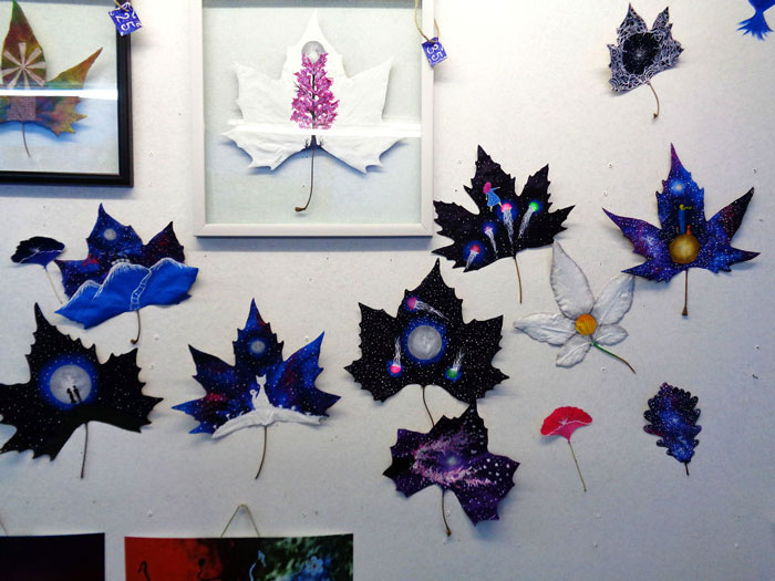 Casal transforma folhas velhas em pedacinhos de arte com planetas, flores, estrelas e outros desenhos lindos