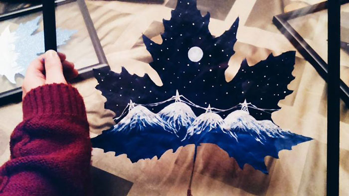 Casal transforma folhas velhas em pedacinhos de arte com planetas, flores, estrelas e outros desenhos lindos