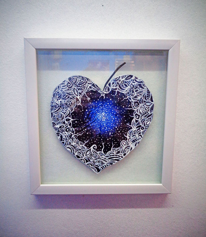 Casal transforma folhas velhas em pedacinhos de arte com planetas, flores, estrelas e outros desenhos lindos