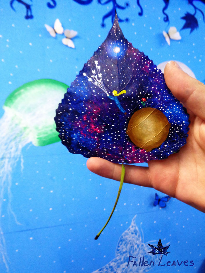 Casal transforma folhas velhas em pedacinhos de arte com planetas, flores, estrelas e outros desenhos lindos