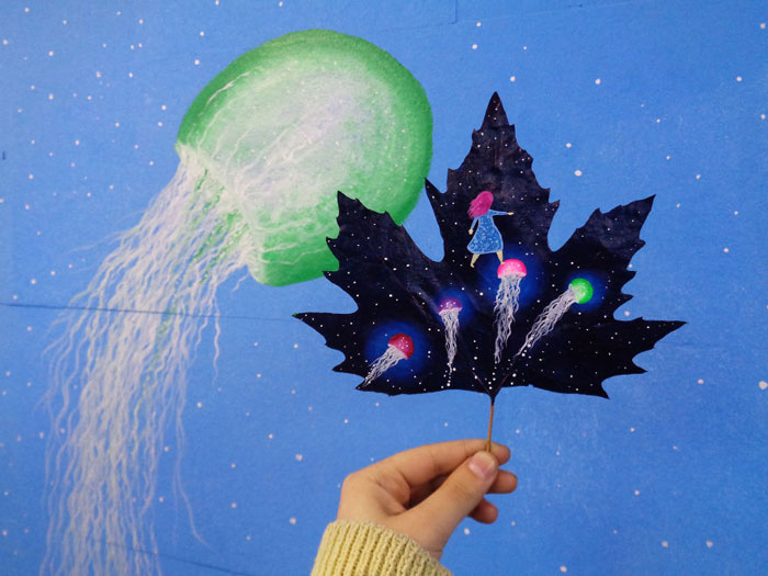 Casal transforma folhas velhas em pedacinhos de arte com planetas, flores, estrelas e outros desenhos lindos
