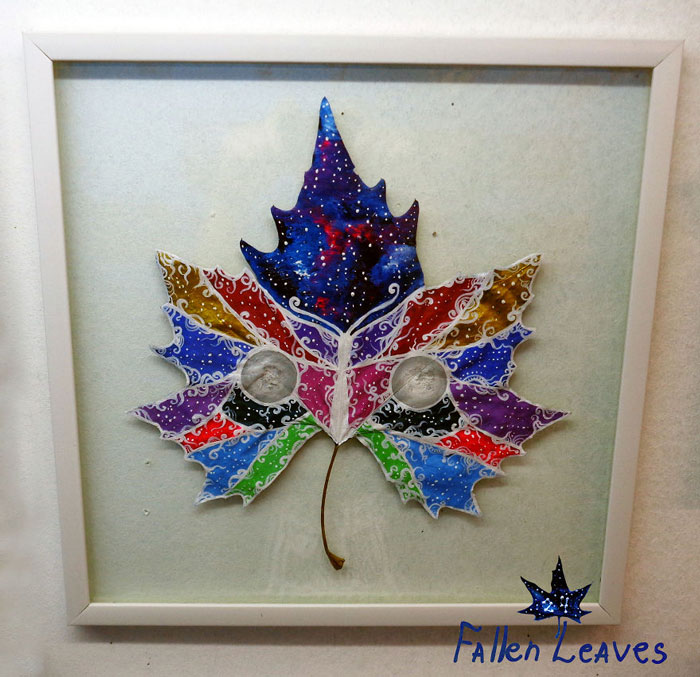 Casal transforma folhas velhas em pedacinhos de arte com planetas, flores, estrelas e outros desenhos lindos