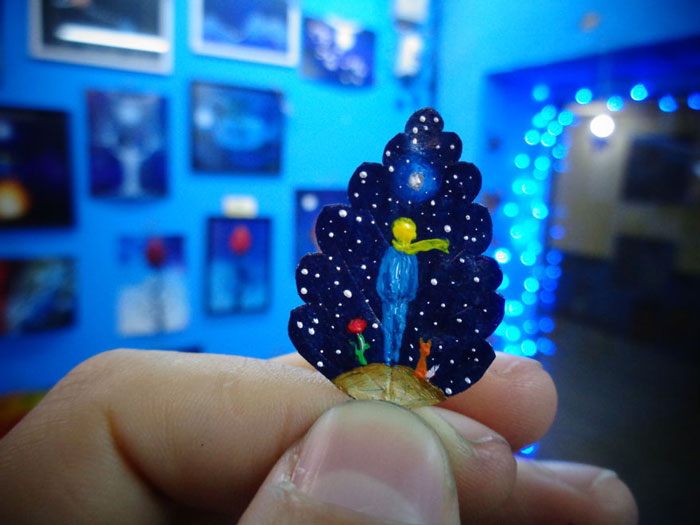 Casal transforma folhas velhas em pedacinhos de arte com planetas, flores, estrelas e outros desenhos lindos