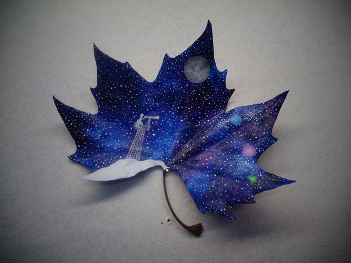 Casal transforma folhas velhas em pedacinhos de arte com planetas, flores, estrelas e outros desenhos lindos