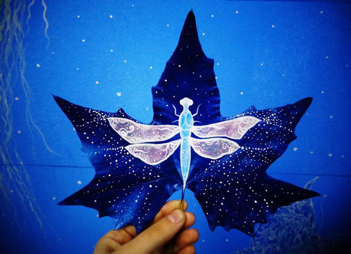 Casal transforma folhas velhas em pedacinhos de arte com planetas, flores, estrelas e outros desenhos lindos