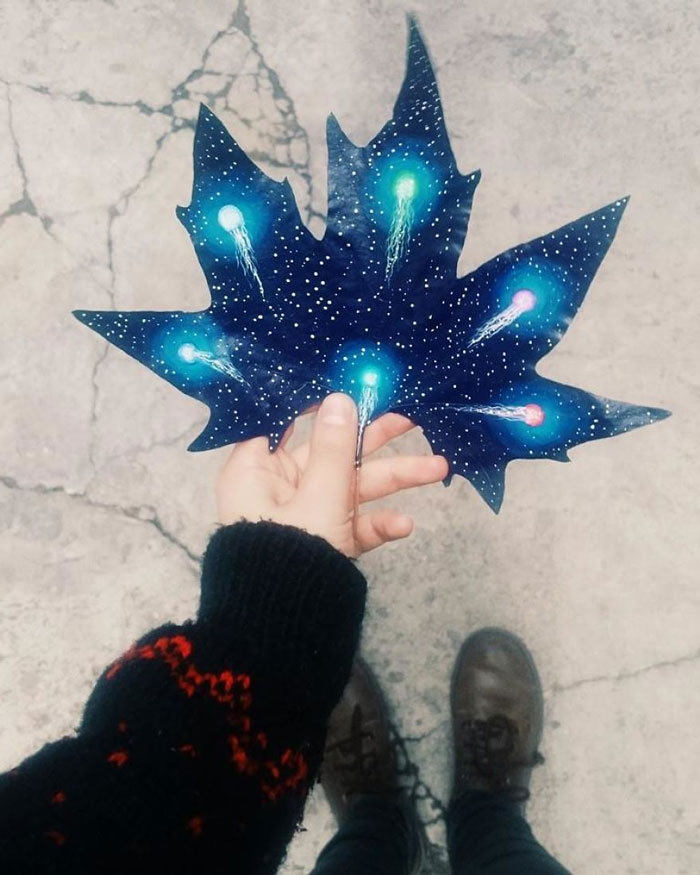 Casal transforma folhas velhas em pedacinhos de arte com planetas, flores, estrelas e outros desenhos lindos