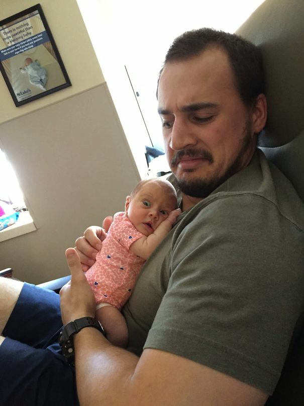 Bebê e filhinha num momento bem à vontade