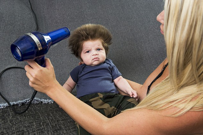 O único jeito de secar o cabelo do bonitão é assim, com secador, mesmo.