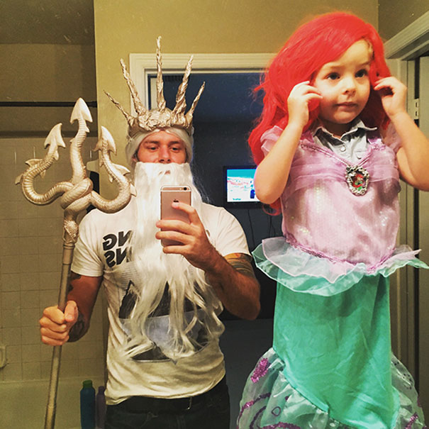 Pais e filhos que detonaram juntos no Halloween