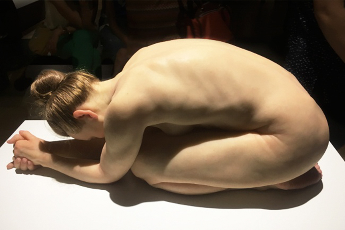 Untitled (Kneeling Woman), por Sam Jinks , 2015