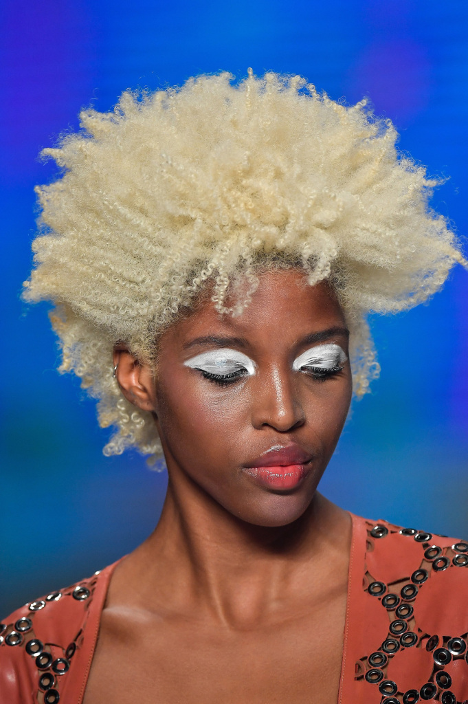 Metalizado branco e sombra alongada no make da Patricia Viera