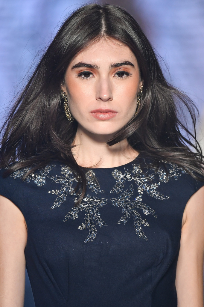 Sombra metalizada e blush ultra marcado nesta maquiagem linda tão anos 90 de Samuel Cirnansck
