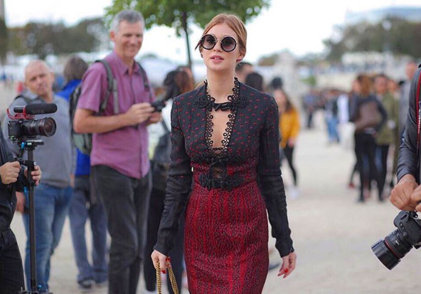 Na porta do desfile da grife Elie Saab 