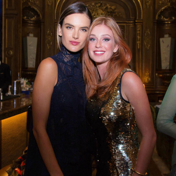 Ao lado da modelo Alessandra Ambrosio em festa na capital francesa