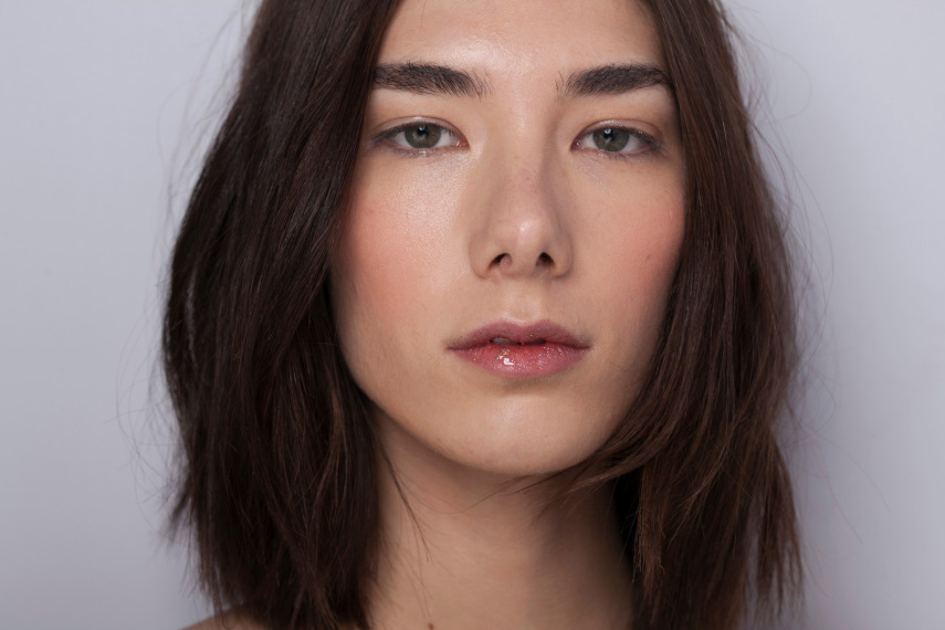 Beauty artist Silvio Giorgio apostou na boca brilhante para a beleza do desfile da Osklen, no SPFW