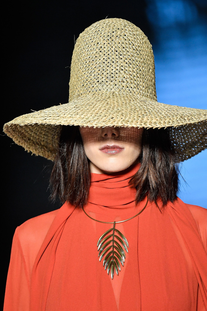 Beauty artist Silvio Giorgio apostou na boca brilhante para a beleza do desfile da Osklen, no SPFW