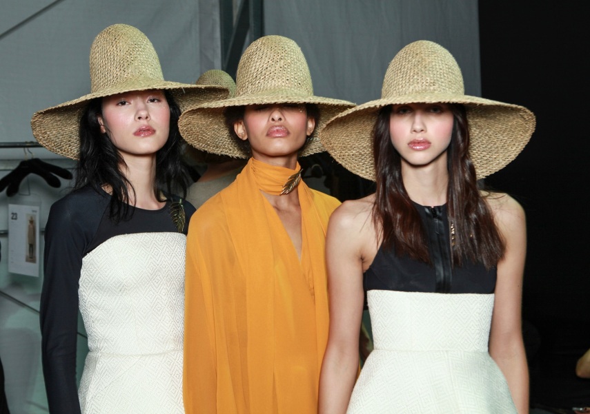 Beauty artist Silvio Giorgio apostou na boca brilhante para a beleza do desfile da Osklen, no SPFW