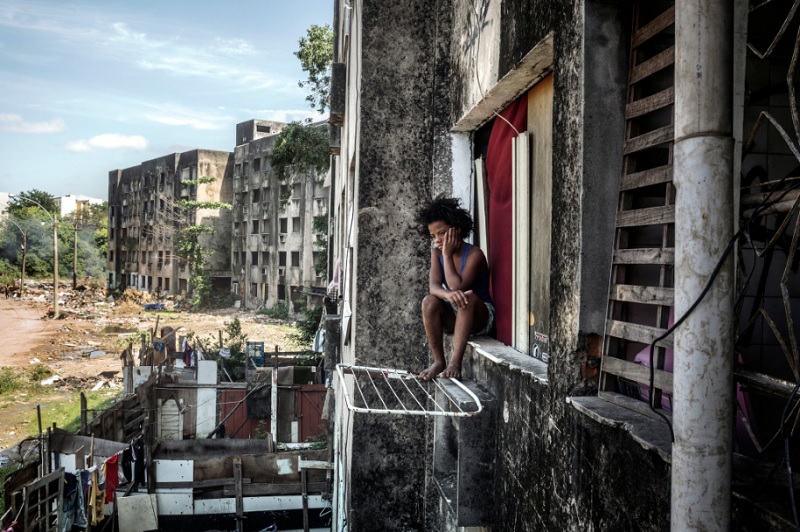 A jovem Eduarda vive com outros sete familiares em um dos apartamentos inacabados.