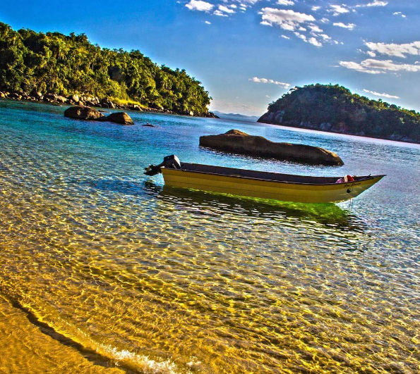 A ilha pertence à cidade de Ubatuba, no litoral norte paulista. O acesso é feito por barco e dura, em média, 20 minutos. A ilha tem duas praias paradisíacas, com esta água clara, e Mata Atlântica preservada ao redor.