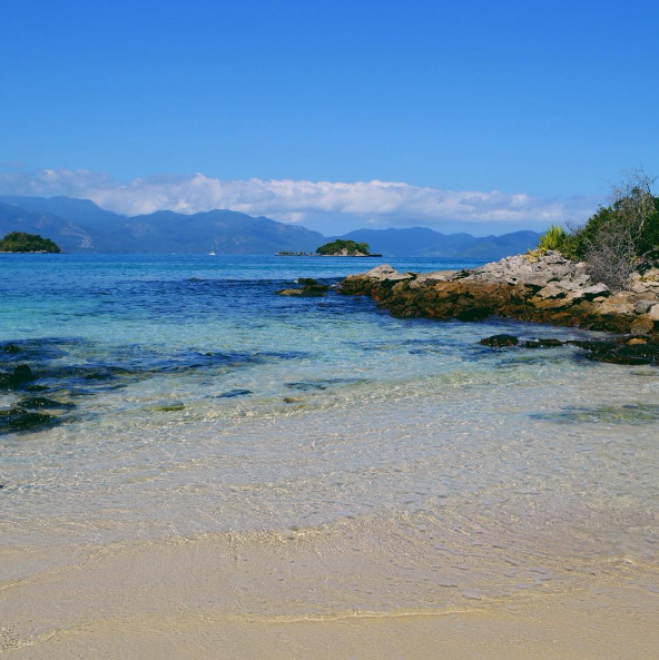 Como lidar com esta água transparente desta ilha em Angra dos Reis? Geralmente, as visitas são feitas diariamente, já que o local faz parte do roteiro de ilhas paradisíacas da região da baía de Ilha Grande.