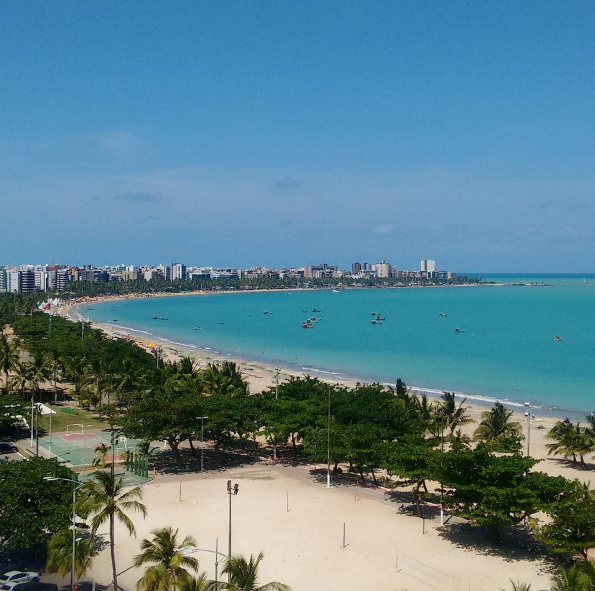 Com larga faixa de areia e águas claras, a praia oferece uma versão urbana do Caribe, já que tem estrutura da capital Maceió. Oferece, por exemplo, passeios de caiaque e jet ski.