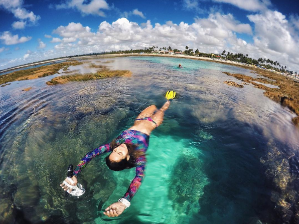 Esta praia, muito frequentada por surfistas, fica na cidade de Ipojuca. Badalada por turistas, ela foi eleita a melhor praia do Brasil por 10 vezes pela revista especializada 'Viagem e Turismo'. Pelo foto, fácil saber o motivo, não?!