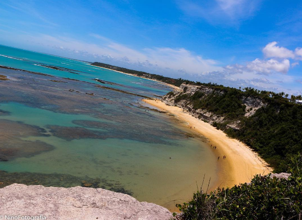 Águas multicoloridas entre verde e azul e cenário paradisíaco cheio de peixes fazem desta parada, em Trancoso, um destino queridinho do Nordeste brasileiro.