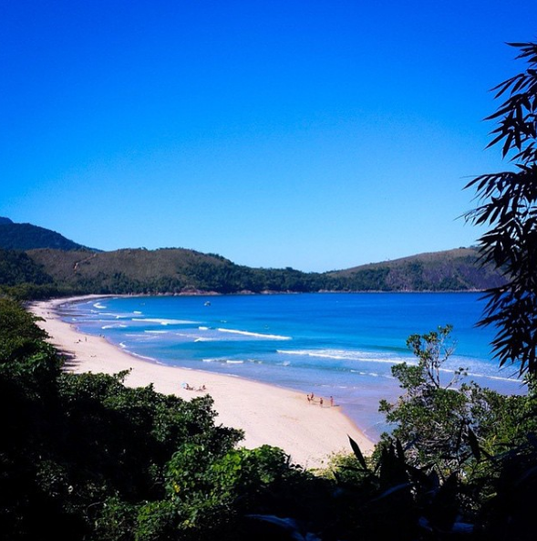 Este paraíso escondido fica na cidade histórica de Paraty. Para chegar até ele é preciso fazer uma trilha de duas horas. O local, além das águas claras, abriga também uma unidade de conservação da Mata Atlântica. Por isso, quando visitar, leve seu próprio lanche (e saco de lixo, ok?) porque não tem estrutura comercial.