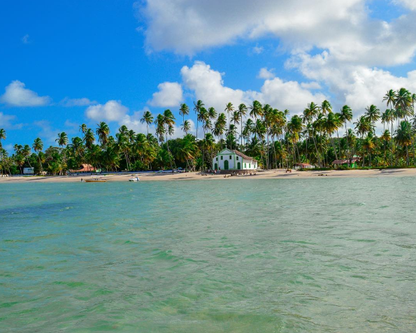 Localizada na cidade de Tamandaré, esta praia é considerada uma das mais bonitas do Brasil. Distante 113km de Recife, tem águas cristalinas e calmas o ano todo. Além disso, a praia tem um cenário ainda mais lindo por causa da charmosa Capela de São Benedito, construída no século 18, e que é disputada para casamentos à beira mar.