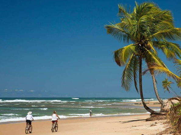 Areia clara, mar azul límpido e muitos coqueiros formam o cenário desta praia paradisíaca. Duas vezes ao mês, quando a maré baixa, é possível ver os peixes dos aquários que se formam nas piscinas naturais. De tão clara, dá pra mergulhar à noite com lanternas durante o verão.