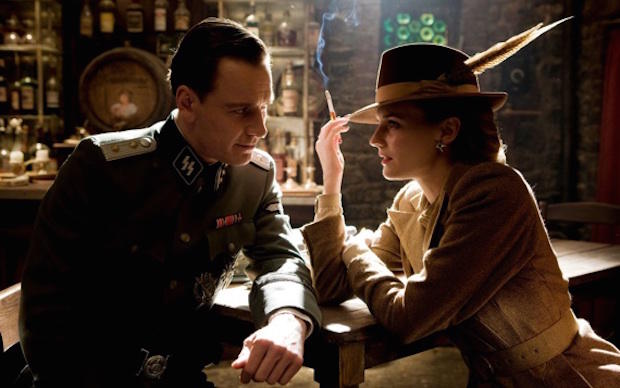 Essa é uma teoria bem famosa. Além dos cigarros Red Apple, que aparecem em quase todos os filmes do diretor, muitos de seus personagens dividem sobrenomes, como, por exemplo, Donny Donowitz (Eli Roth), de Bastardos Inglórios, e Lee Donowitz (Saul Rubinek), de Amor à Queima Roupa (filme no qual Quentin assina apenas o roteiro). Pete Hicox (Tim Roth), de Os Oito Odiados, e Archie Hicox (Michael Fassbender), de Bastardos Inglórias, também seriam parentes. Em uma entrevista, Tarantino admitiu que todos os seus filmes pertencem ao mesmo universo, mas de uma maneira diferente.